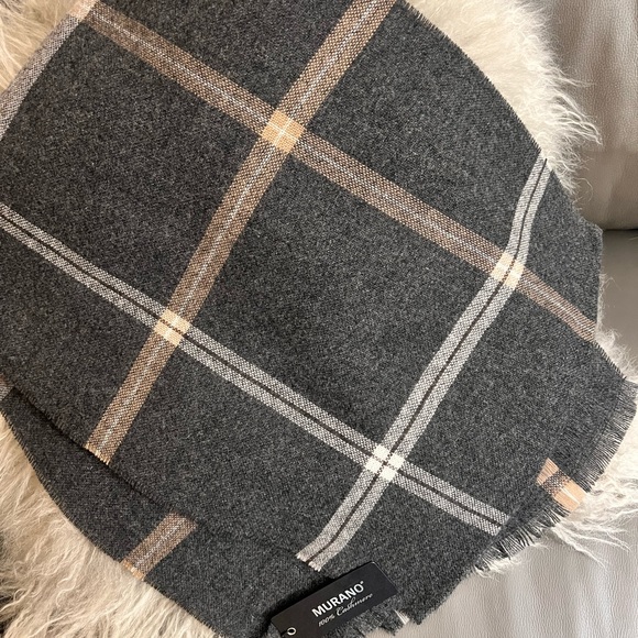 NWT $125 100% Cashmere Scarf by Murano - Picture 4 of 6